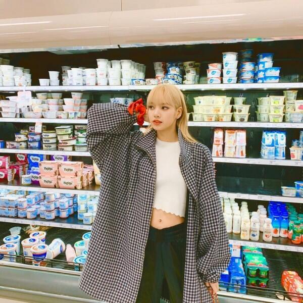 Inspirasi Tampil Energik, Tiru 10 Gaya Crop Top ala Lisa BLACKPINK