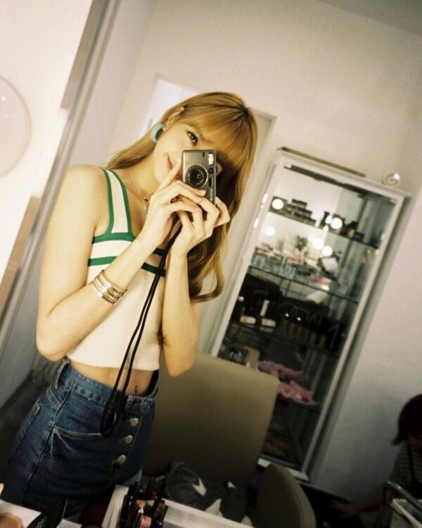 Inspirasi Tampil Energik, Tiru 10 Gaya Crop Top ala Lisa BLACKPINK