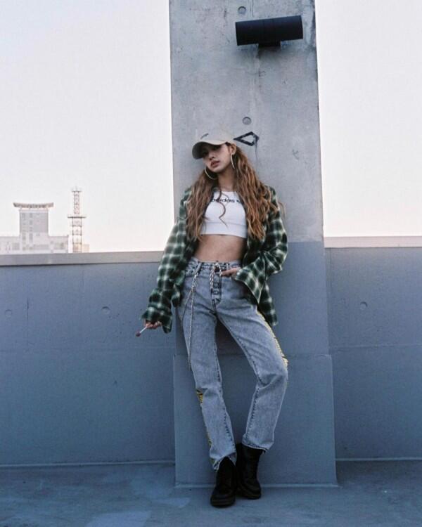Inspirasi Tampil Energik, Tiru 10 Gaya Crop Top ala Lisa BLACKPINK