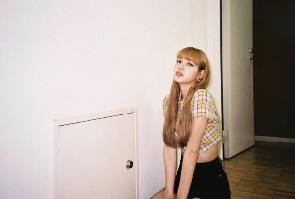 Inspirasi Tampil Energik, Tiru 10 Gaya Crop Top ala Lisa BLACKPINK