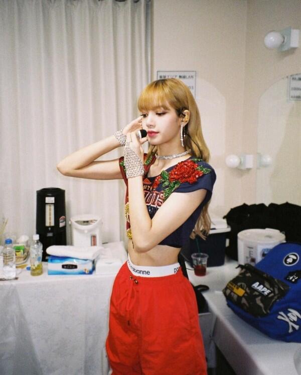 Inspirasi Tampil Energik, Tiru 10 Gaya Crop Top ala Lisa BLACKPINK