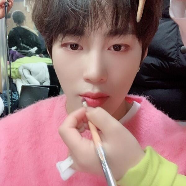 Sukses Berkarier Solo, 10 Fakta Ha Sung Woon eks Wanna One
