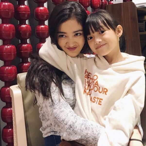 10 Potret Dekat Artis Muda & Adik Kecilnya, Beda Usia Belasan Tahun!