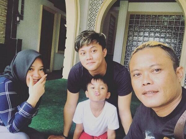 10 Potret Dekat Artis Muda & Adik Kecilnya, Beda Usia Belasan Tahun!