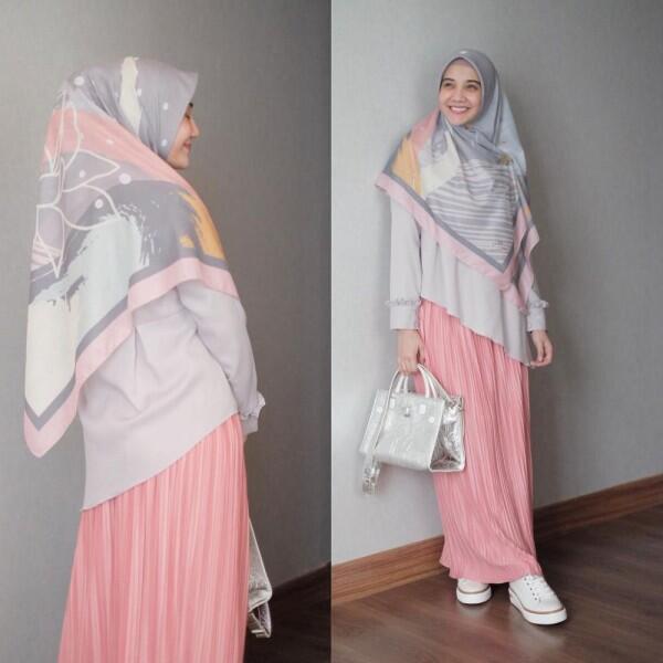 10 Padu Padan Rok Accordion ala Zaskia Sungkar buat Cewek Berhijab