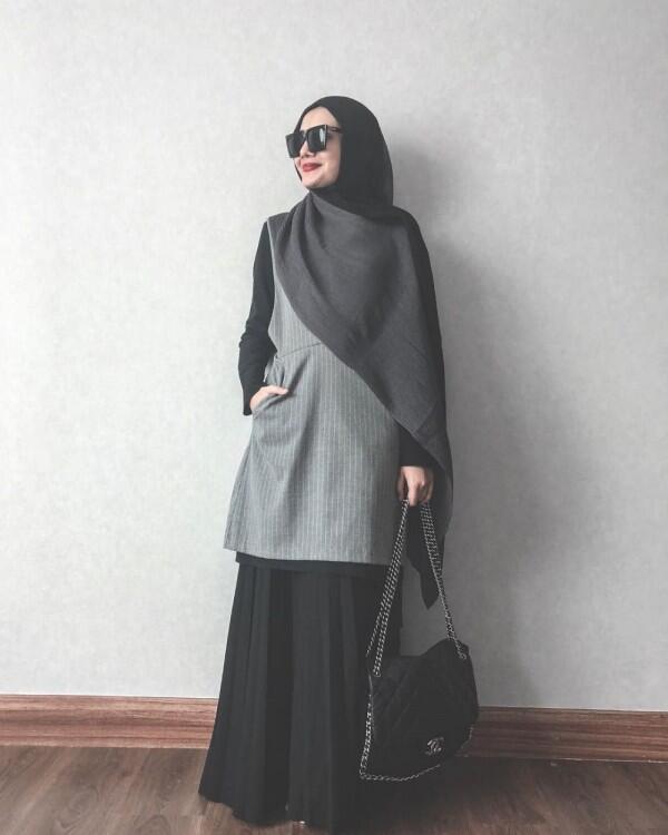 10 Padu Padan Rok Accordion ala Zaskia Sungkar buat Cewek Berhijab