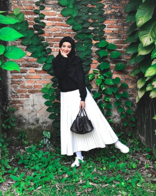 10 Padu Padan Rok Accordion ala Zaskia Sungkar buat Cewek Berhijab