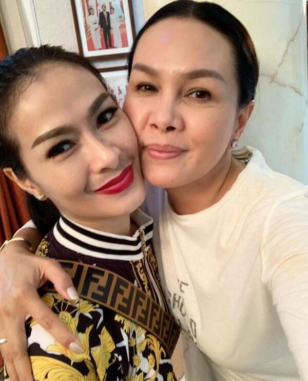 10 Gaya Hits Fitri Salhuteru, Sosialita Sahabat Nikita Mirzani