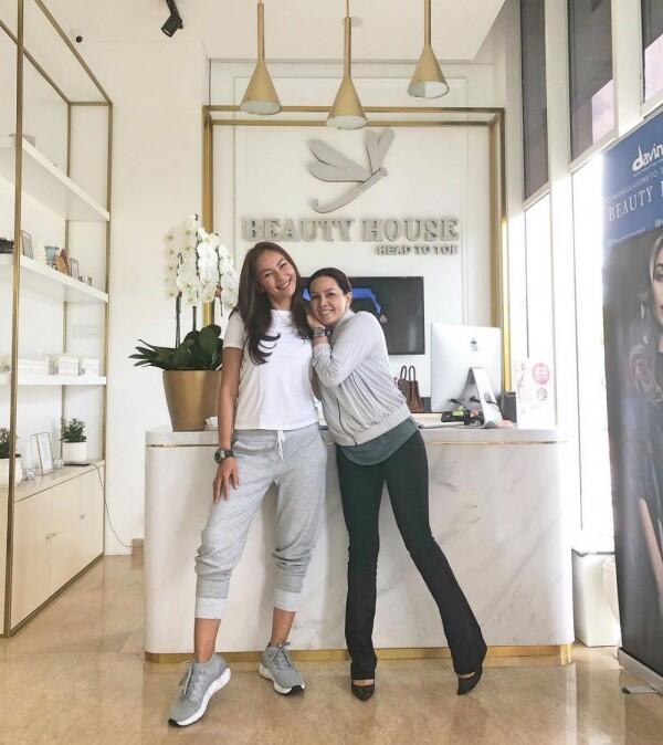 10 Gaya Hits Fitri Salhuteru, Sosialita Sahabat Nikita Mirzani