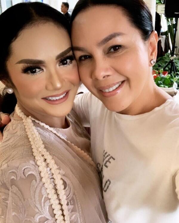 10 Gaya Hits Fitri Salhuteru, Sosialita Sahabat Nikita Mirzani