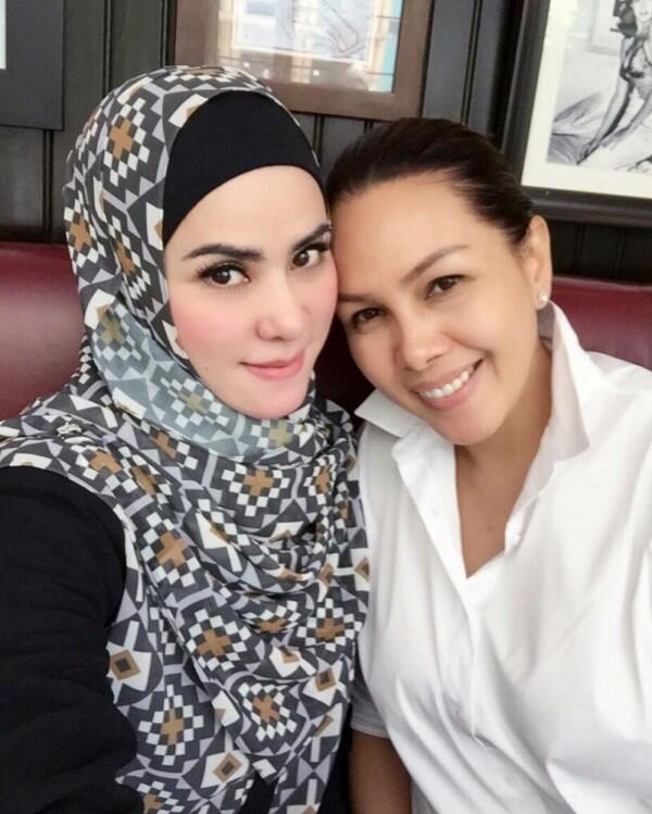 10 Gaya Hits Fitri Salhuteru, Sosialita Sahabat Nikita Mirzani