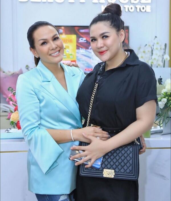 10 Gaya Hits Fitri Salhuteru, Sosialita Sahabat Nikita Mirzani