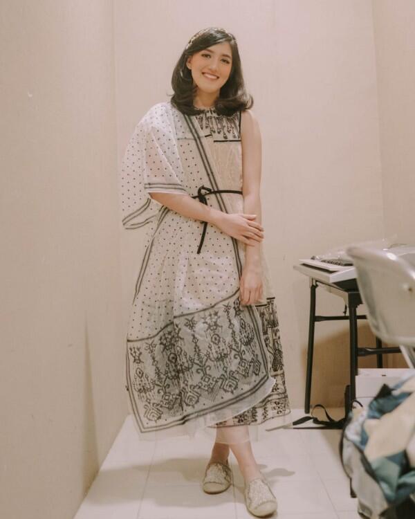 10 Pilihan Dress untuk Anak Muda ala Ify Alyssa, Anggun Banget!