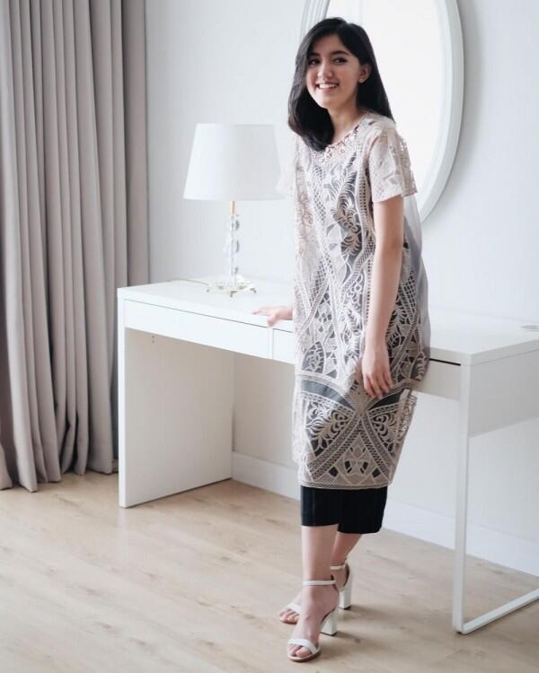 10 Pilihan Dress untuk Anak Muda ala Ify Alyssa, Anggun Banget!