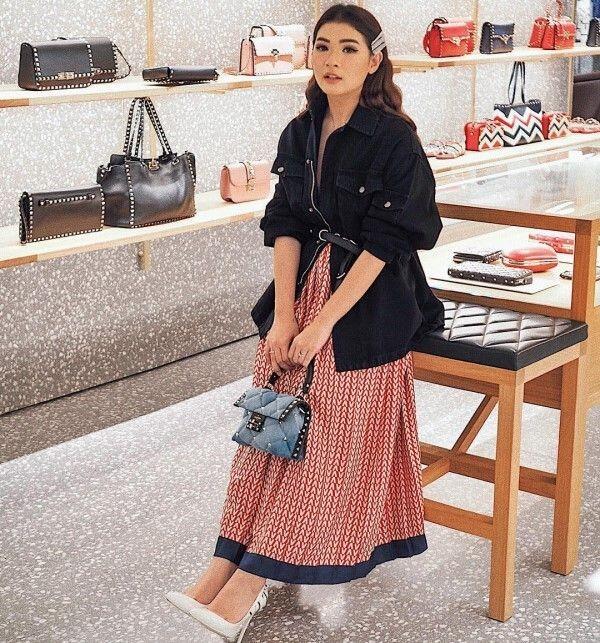 10 Ide Outfits Feminin Ala Anaz Siantar, Influencer yang Kece Abis!