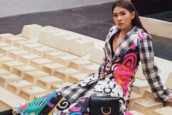 10 Ide Outfits Feminin Ala Anaz Siantar, Influencer yang Kece Abis!