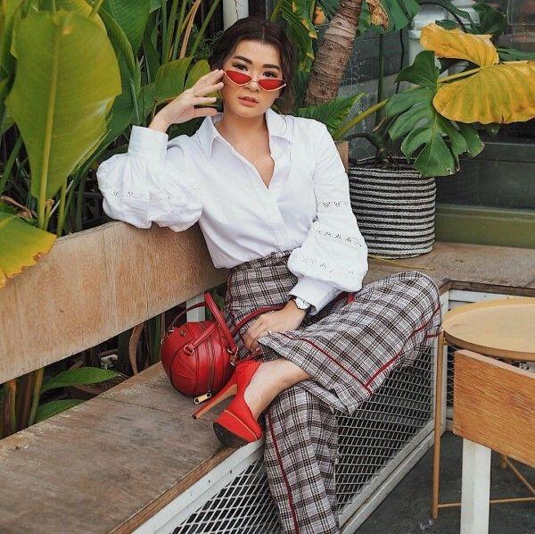 10 Ide Outfits Feminin Ala Anaz Siantar, Influencer yang Kece Abis!