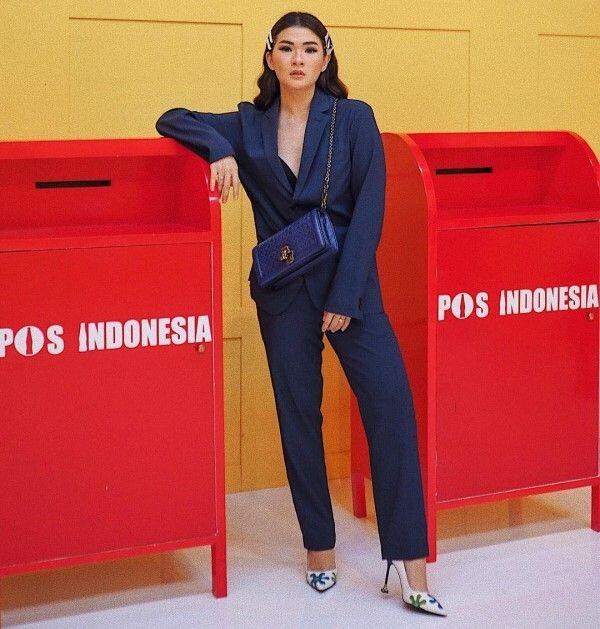 10 Ide Outfits Feminin Ala Anaz Siantar, Influencer yang Kece Abis!