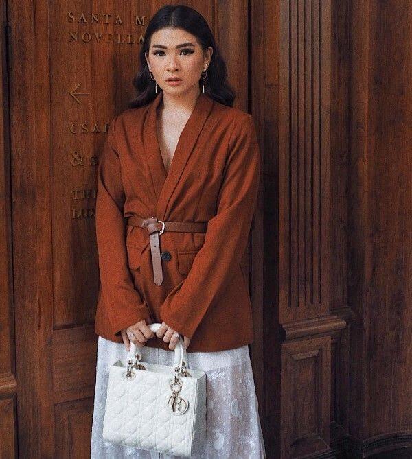 10 Ide Outfits Feminin Ala Anaz Siantar, Influencer yang Kece Abis!