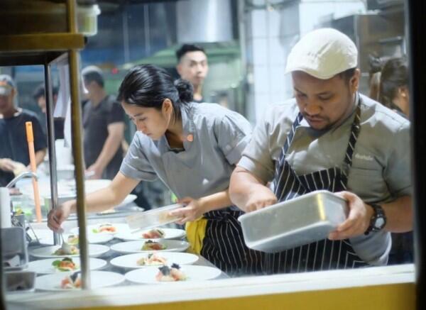 10 Potret Serius Chef Renatta Saat di Dapur, Bikin Deg-degan!