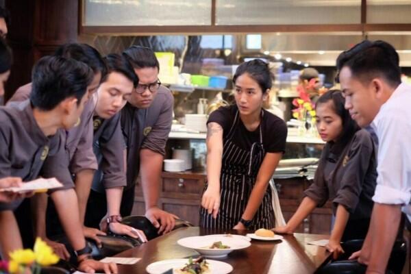 10 Potret Serius Chef Renatta Saat di Dapur, Bikin Deg-degan!