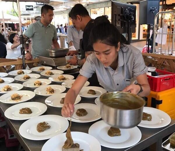 10 Potret Serius Chef Renatta Saat di Dapur, Bikin Deg-degan!