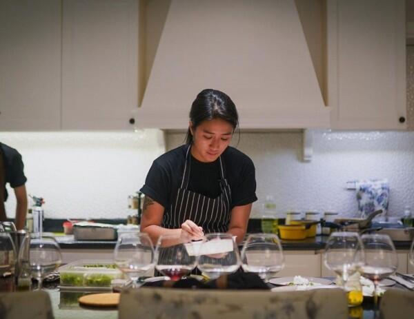 10 Potret Serius Chef Renatta Saat di Dapur, Bikin Deg-degan!