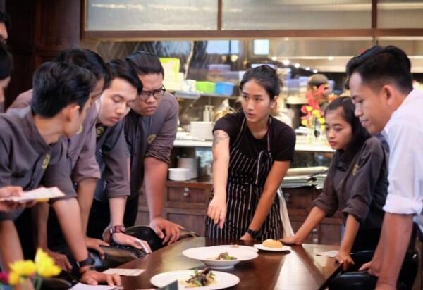 10 Potret Serius Chef Renatta Saat di Dapur, Bikin Deg-degan!