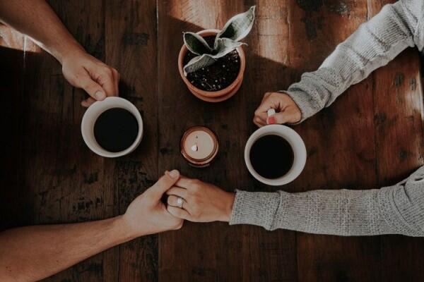 Ups, Ini 5 Suka Duka yang Dirasakan Cowok Saat Punya Pasangan Sibuk