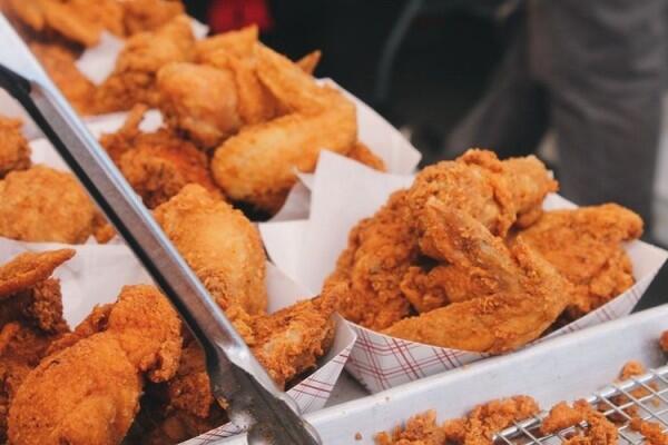 10 Makanan yang Bisa Merusak Kulit, Padahal Rasanya Enak Semua
