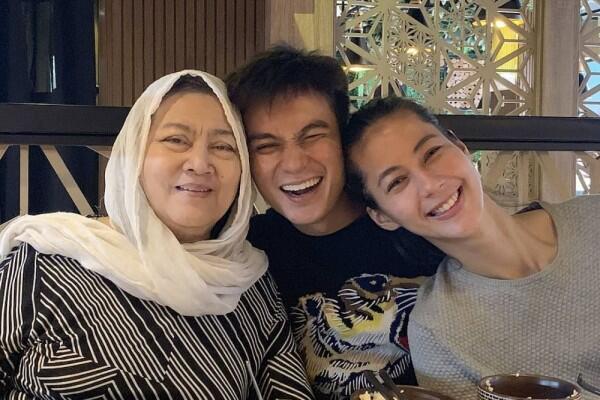 Bikin Adem, 10 Potret Romantis Kedekatan Baim Wong dan Keluarga