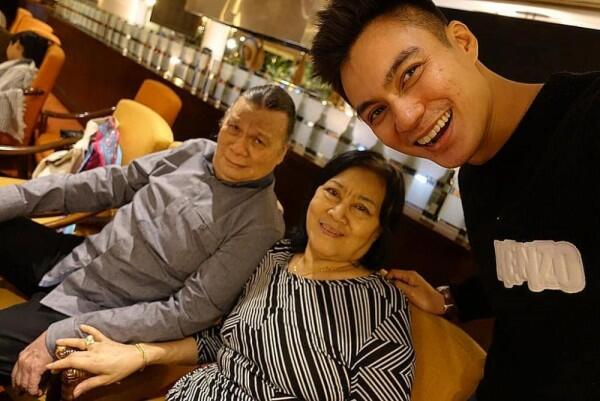 Bikin Adem, 10 Potret Romantis Kedekatan Baim Wong dan Keluarga