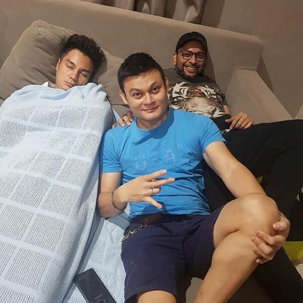 Bikin Adem, 10 Potret Romantis Kedekatan Baim Wong dan Keluarga