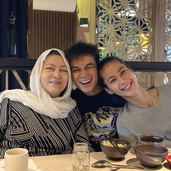 Bikin Adem, 10 Potret Romantis Kedekatan Baim Wong dan Keluarga