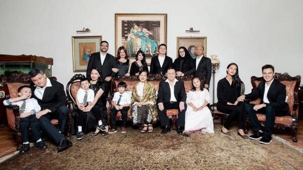 Bikin Adem, 10 Potret Romantis Kedekatan Baim Wong dan Keluarga