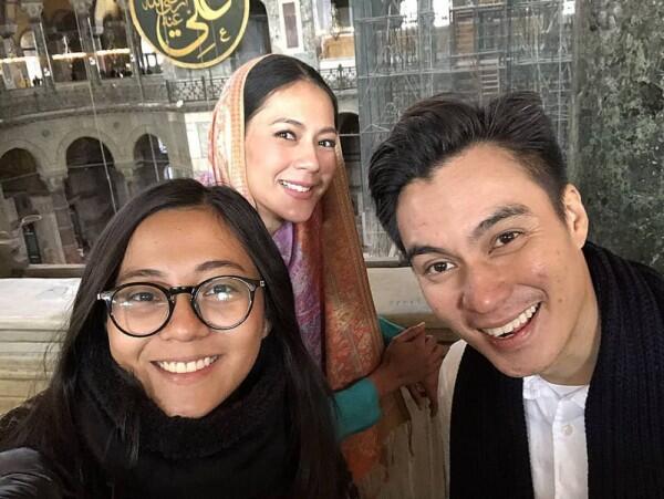 Bikin Adem, 10 Potret Romantis Kedekatan Baim Wong dan Keluarga