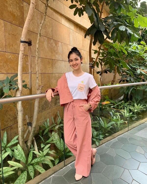 Manis & Menarik Perhatian, 9 OOTD Girly Cut Syifa Ini Wajib Kamu Coba!