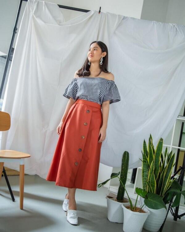 Manis & Menarik Perhatian, 9 OOTD Girly Cut Syifa Ini Wajib Kamu Coba!