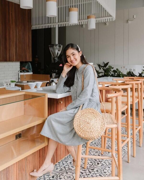 Manis & Menarik Perhatian, 9 OOTD Girly Cut Syifa Ini Wajib Kamu Coba!