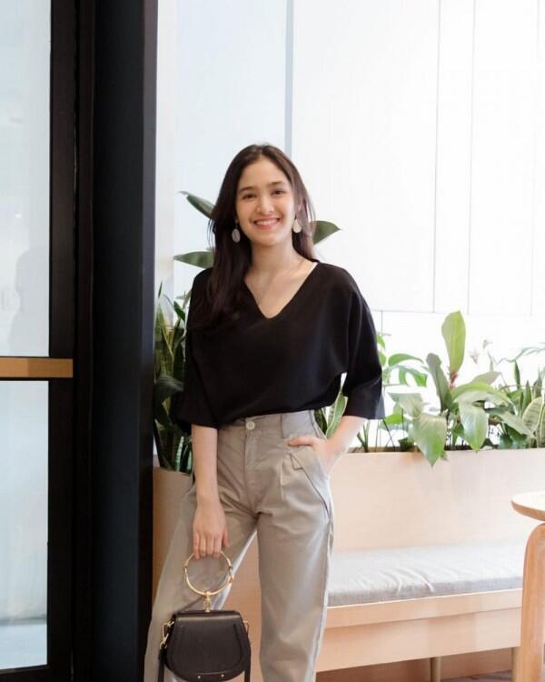 Manis & Menarik Perhatian, 9 OOTD Girly Cut Syifa Ini Wajib Kamu Coba!