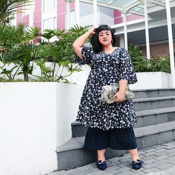 10 Ide Floral Outfit untuk Cewek Bertubuh Big Size, Bagus Banget!