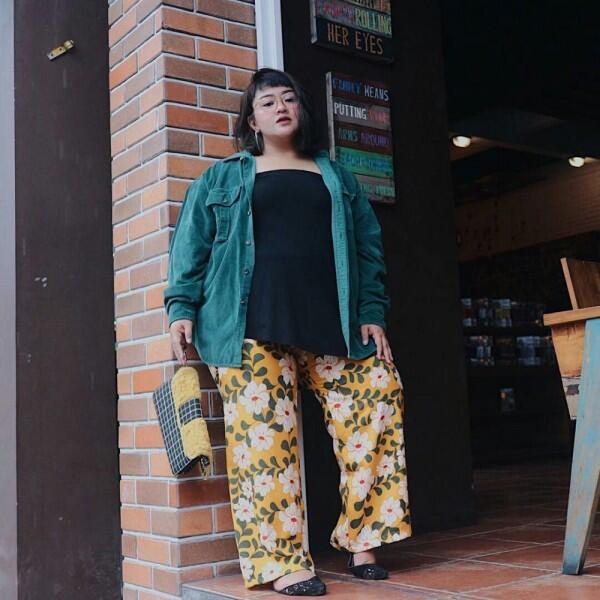 10 Ide Floral Outfit untuk Cewek Bertubuh Big Size, Bagus Banget!