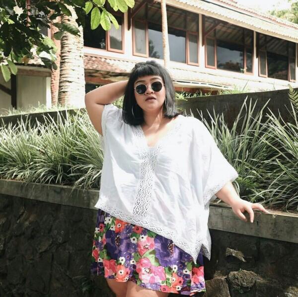 10 Ide Floral Outfit untuk Cewek Bertubuh Big Size, Bagus Banget!