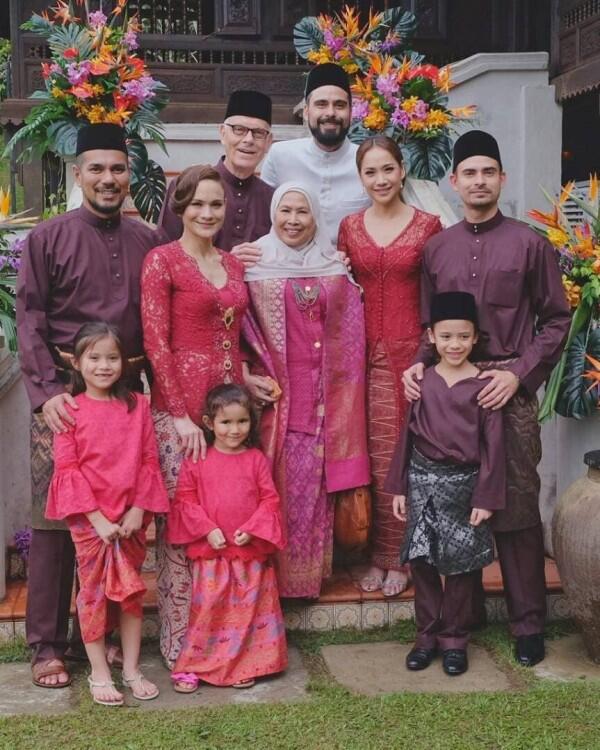 10 Potret Kedekatan Bunga Citra Lestari dan Mertua, Akur Banget Lho!