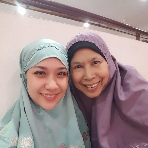 10 Potret Kedekatan Bunga Citra Lestari dan Mertua, Akur Banget Lho!