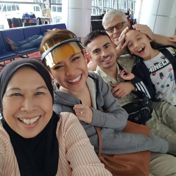 10 Potret Kedekatan Bunga Citra Lestari dan Mertua, Akur Banget Lho!