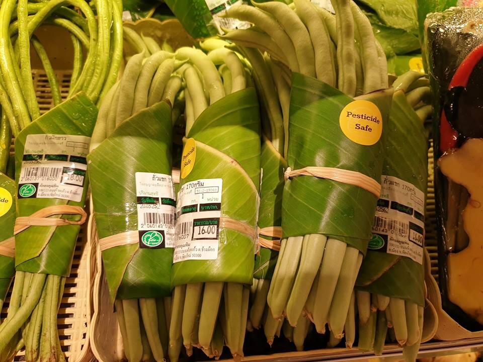 9 Foto viral supermarket jual produk dibungkus daun pisang, salut
