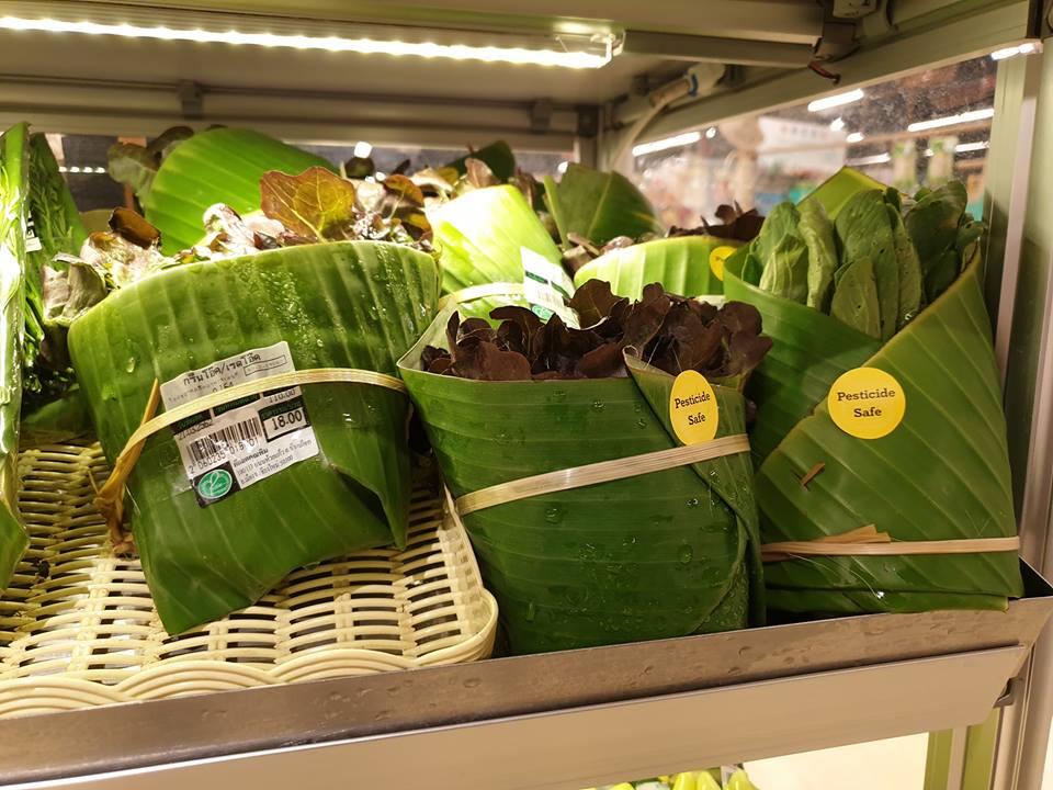 9 Foto viral supermarket jual produk dibungkus daun pisang, salut