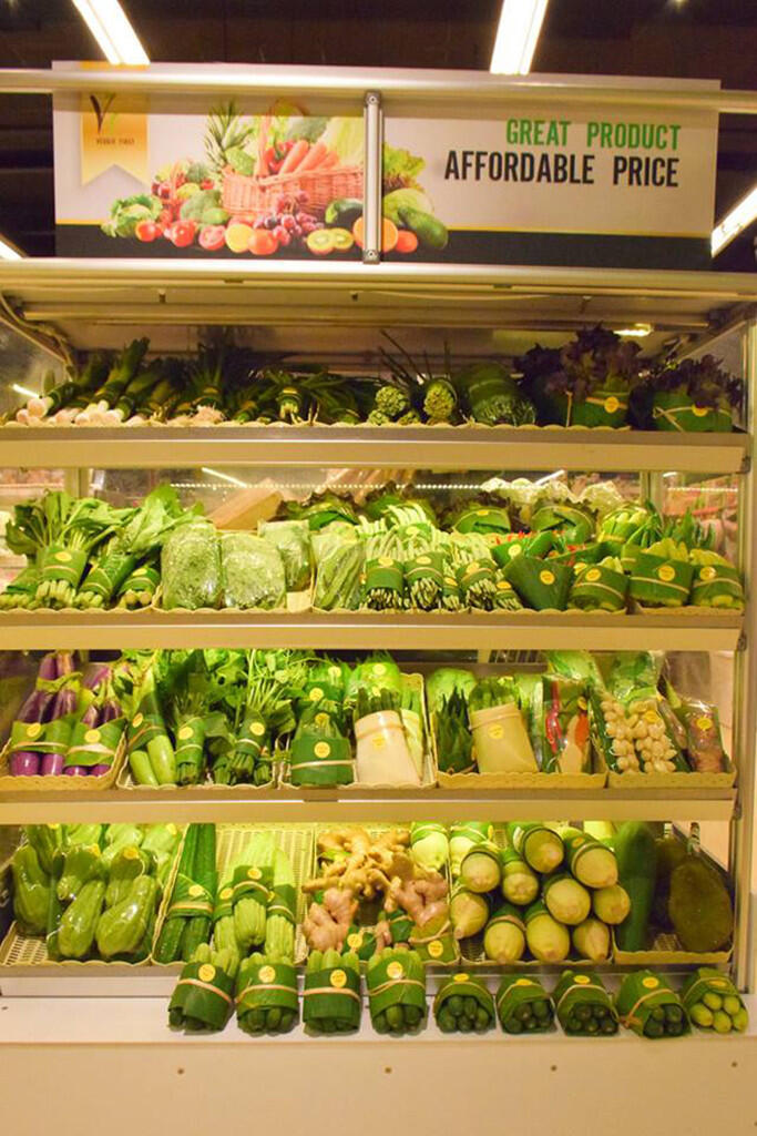 9 Foto viral supermarket jual produk dibungkus daun pisang, salut
