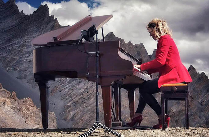 Ekstrim ! Konser Grand Piano di Gunung Himalaya